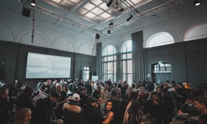 爱情片排行榜第一名《泰坦尼克号》海报 - 莱昂纳多·迪卡普里奥与凯特·温丝莱特主演的史诗爱情