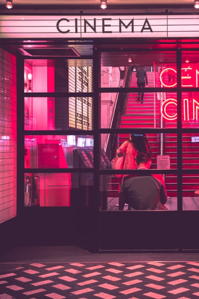 电影《你是不是我的爱人》海报 - 魏莲峰、侯天悦主演的都市爱情故事