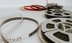 爱情片排行榜第三名《人鬼情未了》海报 - 帕特里克·斯威兹与黛米·摩尔主演的奇幻爱情故事